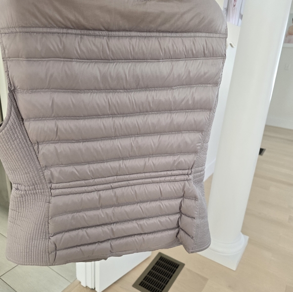 Burberry Puffer Vest. - Picture 5 of 7